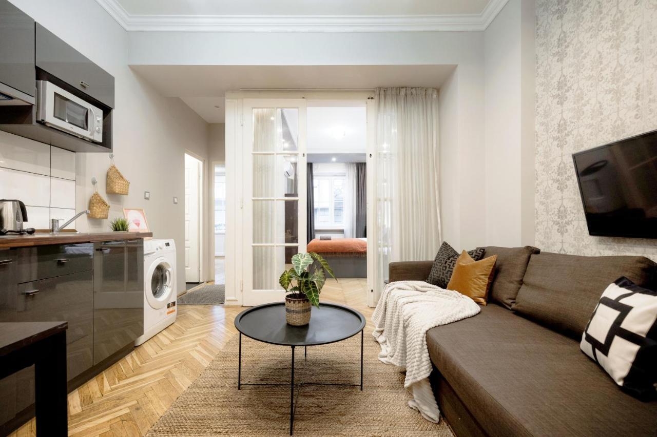 Chill On The Screened Balcony-budapest Historic Landmarks Apartament